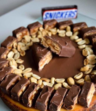 recept na nepeceny snickers cheesecake